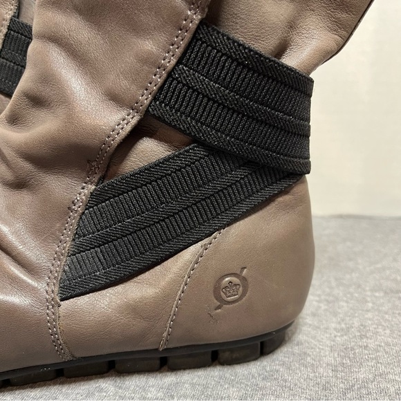 BORN women’s tan flat ankle booties. - Picture 6 of 15